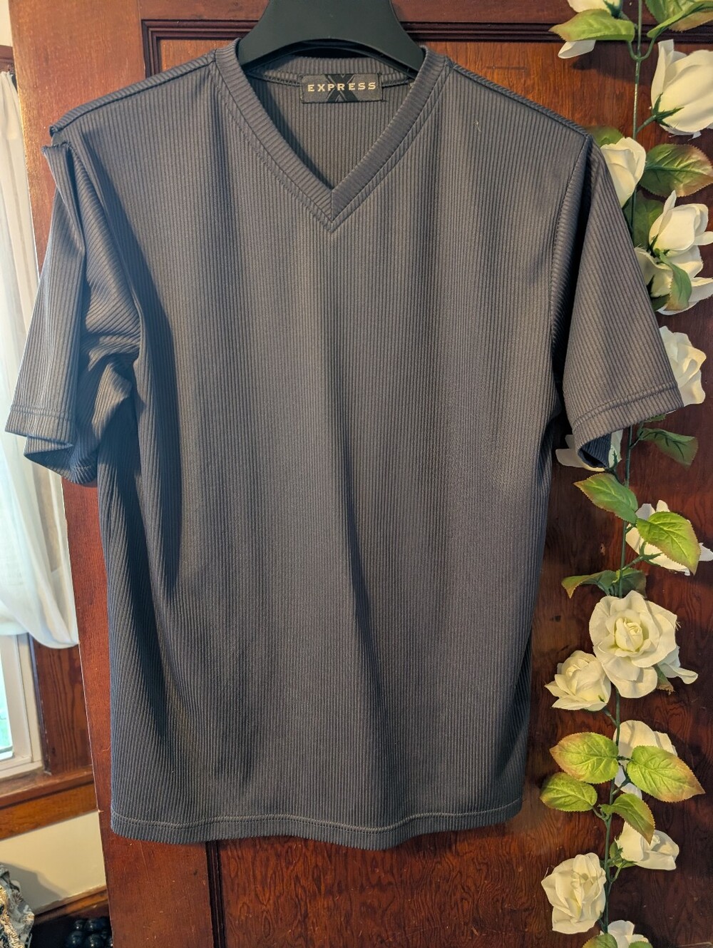 Express Men’s Short Sleeve Ribbed V-Neck Tee - Charcoal Gray Large